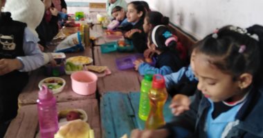 إفطار جماعى صحى للطلاب.. ووكيل تعليم كفر الشيخ يتفقد المدارس (صور)