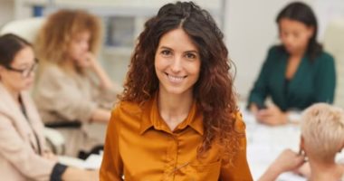 3 نصائح مهمة لتصبح المرأة العاملة شخصية قيادية  