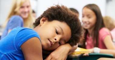 كيف تساعدين طفلك إذا تعرض للتنمر في المدرسة؟ 