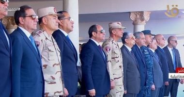 الرئيس السيسي والمشاركون فى تفقد اصطفاف معدات تنمية سيناء يقفون دقيقة حدادا
