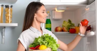 هل من الممكن أن يجعلك تناول الطعام المتبقى فى الثلاجة شخصا كسولا؟
