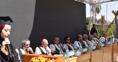 رئيس جامعة أسيوط يشهد الاحتفال بعيد الخريجين الـ56 لأبناء الطب ويكرم الأوائل