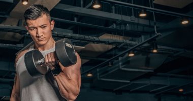 أفضل التمارين لمساعدة الرجال على بناء عضلات وأذرع قوية