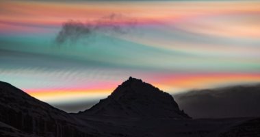 مشاهد مذهلة للسحب اللؤلؤية تزين سماء آيسلندا.. صور