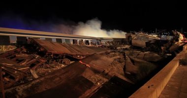 مصرع 26 شخصا وإصابة 85 آخرين حتى الآن فى تصادم قطارين باليونان.. صور