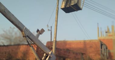 حملة مكبرة لصيانة أعمدة الإنارة وشبكة الكهرباء بقرية ميت فارس فى المنوفية