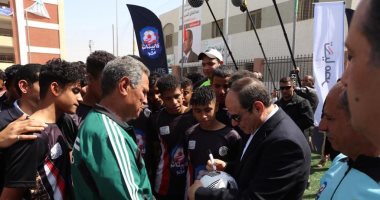 الرئيس السيسي يوقع على الكرة لأطفال "كابيتانو مصر" ويلتقط صورة تذكارية مع الفرق