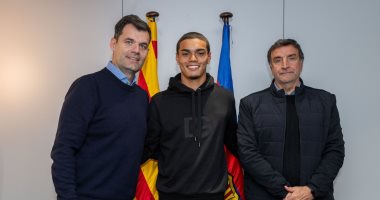 مينديز نجل رونالدينيو يصل برشلونة لبداية مشواره مع فريق الشباب