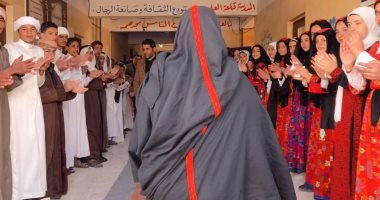 معلمون بسيناء ينظمون ممرا شرفيا لزميلتهم وهى ترتدى الثوب البدوى يوم بلوغها المعاش