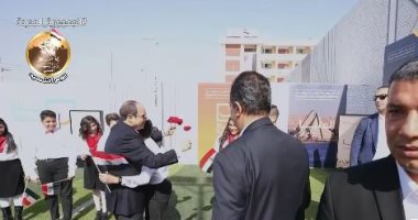 الرئيس السيسي يستجيب لطفل طلب مصافحته فى المنيا