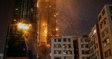 إجلاء 170 شخصا على الأقل بسبب حريق ضخم بناطحة سحاب فى هونج كونج.. فيديو 