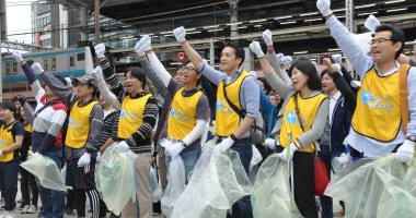 اليابان تنظم أول كاس عالم لرياضة "سبو جومى" لجمع القمامة.. اعرف التفاصيل