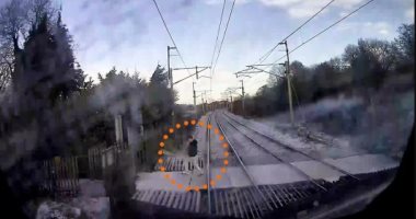 تجاهل إشارة التحذير.. فيديو مرعب لرجل كاد يدهسه قطار سريع فى بريطانيا