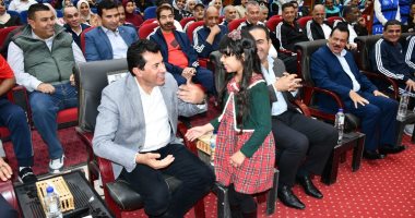 ضمن برنامج زيارته للمحافظة.. د. أشرف صبحي يعقد لقاءً حوارياً موسعاً مع شباب وفتيات الوادي الجديد