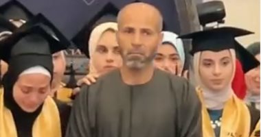 "يا وجع القلب".. أب يتسلم شهادة تخرج ابنته المتوفاة فى حفلة