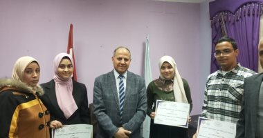 وكيل "تعليم كفر الشيخ" يكرم الطلاب الفائزين بمسابقة أوائل الطلبة للثانوية العامة