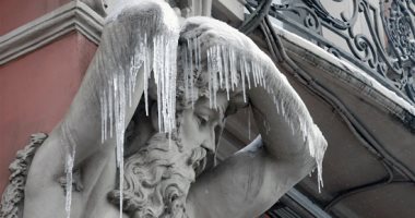تساقط الثلوج على التماثيل المنحوتة يرسم لوحات بديعة فى سانت بطرسبرج