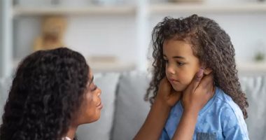 لو طفلك متقلب المزاج.. 5 طرق تساعدك على التعامل معه أهمها "بلاش عصبية"