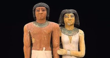 تعبيرًا عن الحب.. تمثال بتاح خن وى مع زوجته فى متحف التحرير