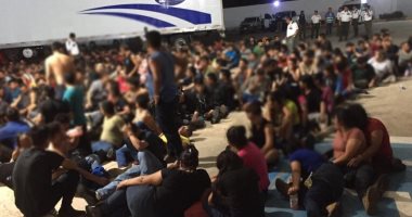 المكسيك تنقذ 343 مهاجرا بينهم 103 أطفال حوصروا فى شاحنة مهجورة