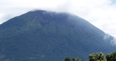 انفجارات قوية لبركان سان ميجيل فى السلفادور مع إطلاق الغازات السامة.. فيديو