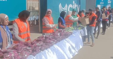 كتف في كتف توزع 10 آلاف كرتونة مواد غذائية على الأسر الأولى بالرعاية في بني سويف