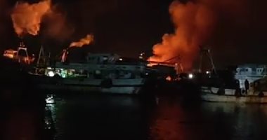 السيطرة على حريق هائل نشب في مركب صيد بدمياط