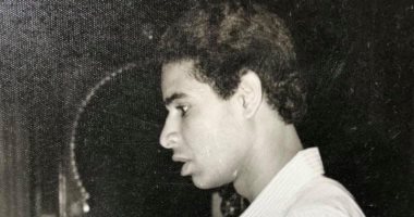 محمود البزاوى يكشف عن صورة من شبابه تشبه نجم مان يونايتد: أيام ما كنت راشفورد