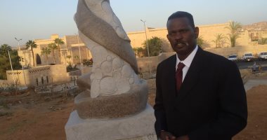 الفنان السودانى على عزت يكشف عن فكرة تمثال العقدة بعد مشاركته فى سمبوزيوم أسوان