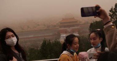 سماء بكين باللون البرتقالي.. عاصفة رملية شديدة تضرب الصين