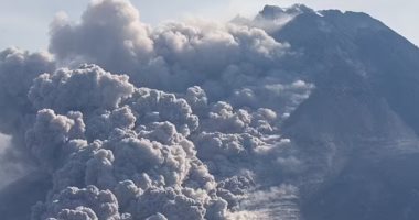 مسئول إندونيسى: بركان "سيميرو" يظهر نشاطا مقلقا بـ21 زلزالا بركانيا