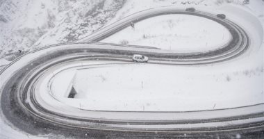 تساقط الثلوج فى سويسرا وشلل تام فى حركة مرور السيارات