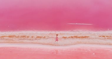 مدونة روسية تلتقط صورا جوية ساحرة لبحيرة وردية اللون فى أستراليا