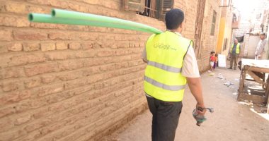 تركيب وصلات مياه مجانية للأسر الأولى بالرعاية في محافظة أسوان
