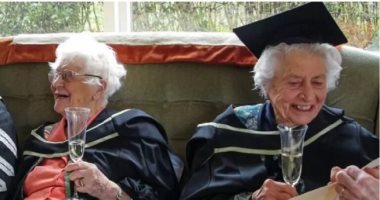معمرتان بريطانيتان تحصلان على الشهادة الجامعية بعد عقود من تخرجهما