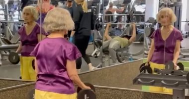 سيدة تبلغ من العمر 103 أعوام تؤدى تدريبات "الجيم" بكامل لياقتها.. فيديو