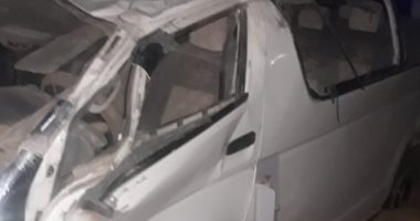 إصابة 13 شخصا فى حادث انقلاب ميكروباص بطريق أبوسمبل