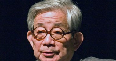 وفاة الروائى اليابانى كنزابورو أوى الحائز على جائزة نوبل للآداب