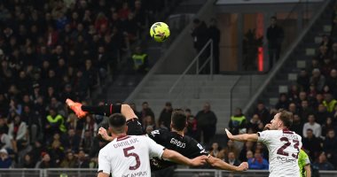 ميلان يضرب ساليرنيتانا بهدف جيرو بالشوط الأول في الدوري الإيطالي.. فيديو