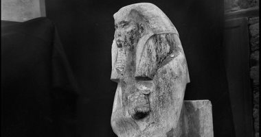 شاهد تمثال الملك زوسر صاحب الهرم المدرج لحظة اكتشافه ويوجد بمتحف التحرير