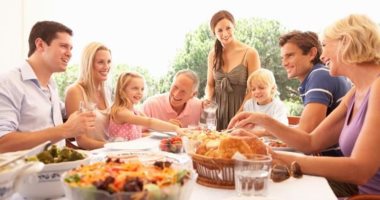 7 نصائح تجعل طفلك يتصرف بسلوكيات إيجابية على مائدة الإفطار