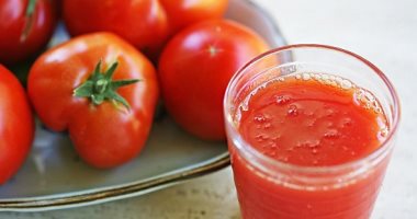 4 عصائر طبيعية تخلصك من مشكلات البشرة.. منها الطماطم والزنجبيل