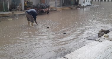 معدات مجلس مدينة العريش وشركة المياه تواصل سحب آثار الأمطار من الشوارع