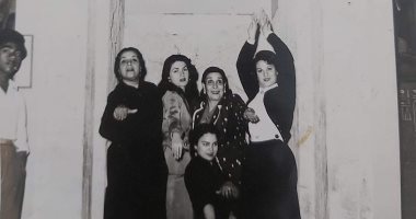 صورة نادرة.. مارى منيب وفرقة الريحاني أمام تمثال الملكة تى بمتحف التحرير