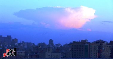 سماء مصر بالألوان.. السحاب يرسم تكوينات جمالية وقت الغروب