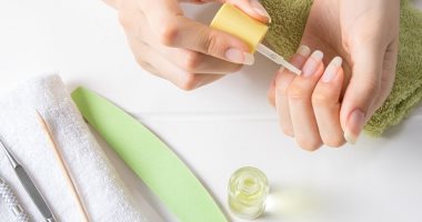 4 مكونات لتنظيف وتبييض الأظافر متوفرة فى بيتك.. منها الليمون ومعجون الأسنان