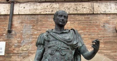 يوليوس قيصر .. حياة أشهر حاكم لروما وقصة اغتياله 