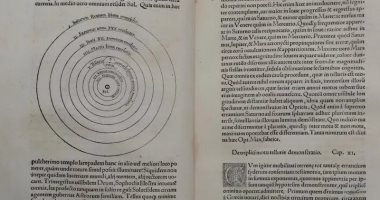 الطبعة الأولى من كتاب كوبرنيكوس عن علم الفلك للبيع بحوالى 2.5 مليون دولار 
