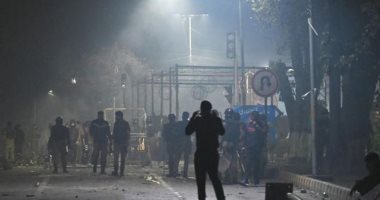 انسحاب الشرطة الباكستانية من محيط منزل عمران خان بعد اشتباكات مع أنصاره