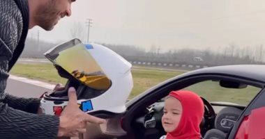 طفل عمره 3 سنوات يقود سيارة والده باحتراف فى مضمار سباق.. صور